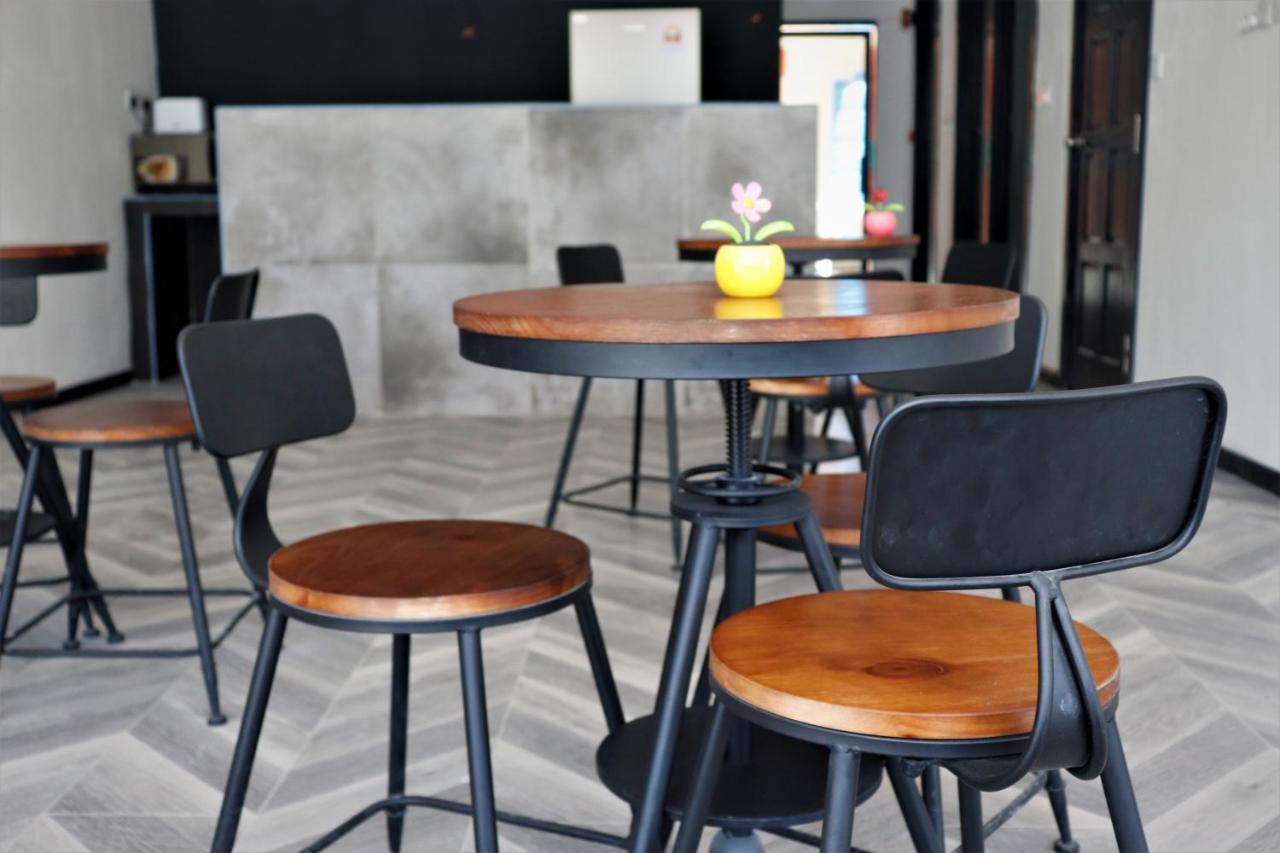 Halo Hotel Семпорна Экстерьер фото